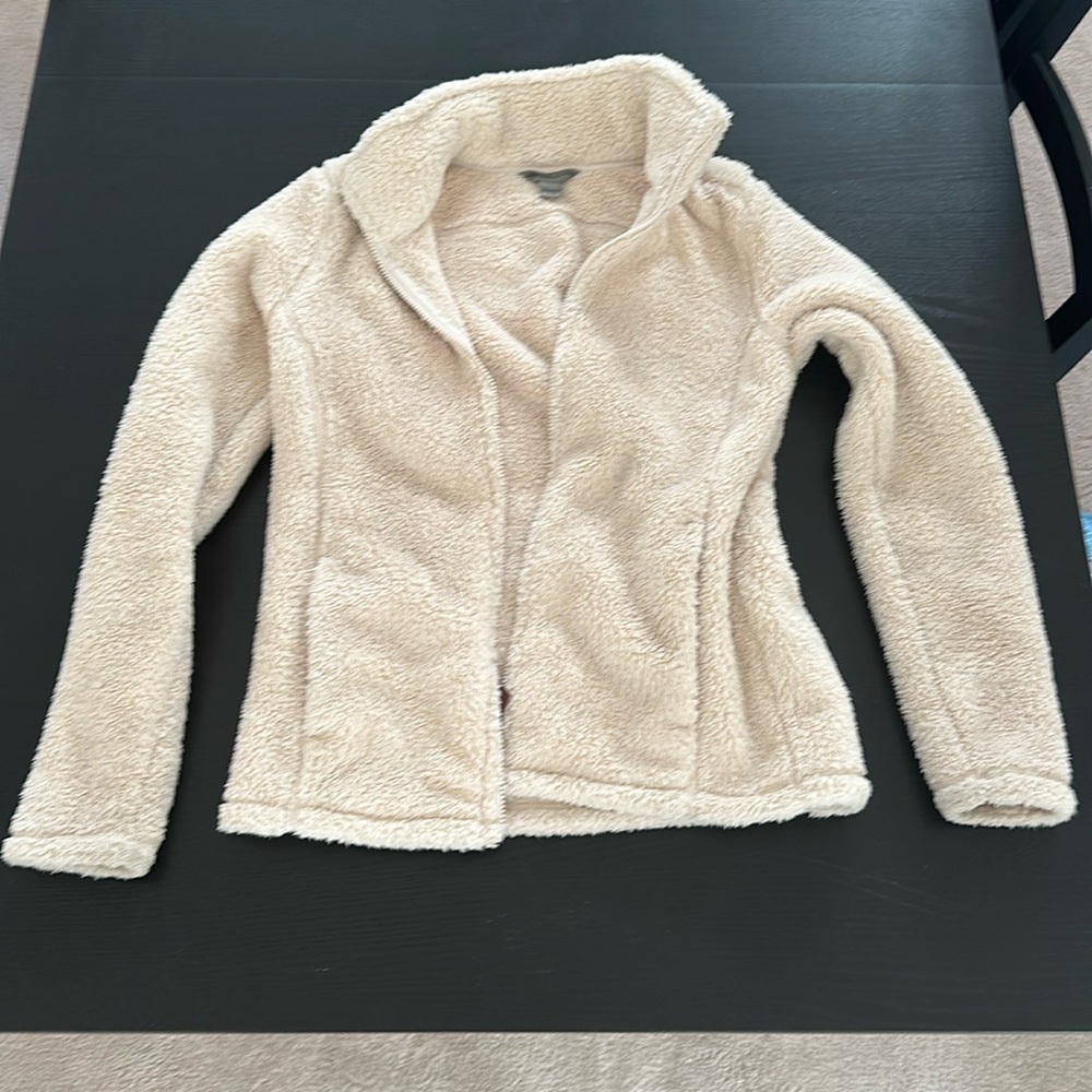 Women’s Sherpa zip up size small fits big.